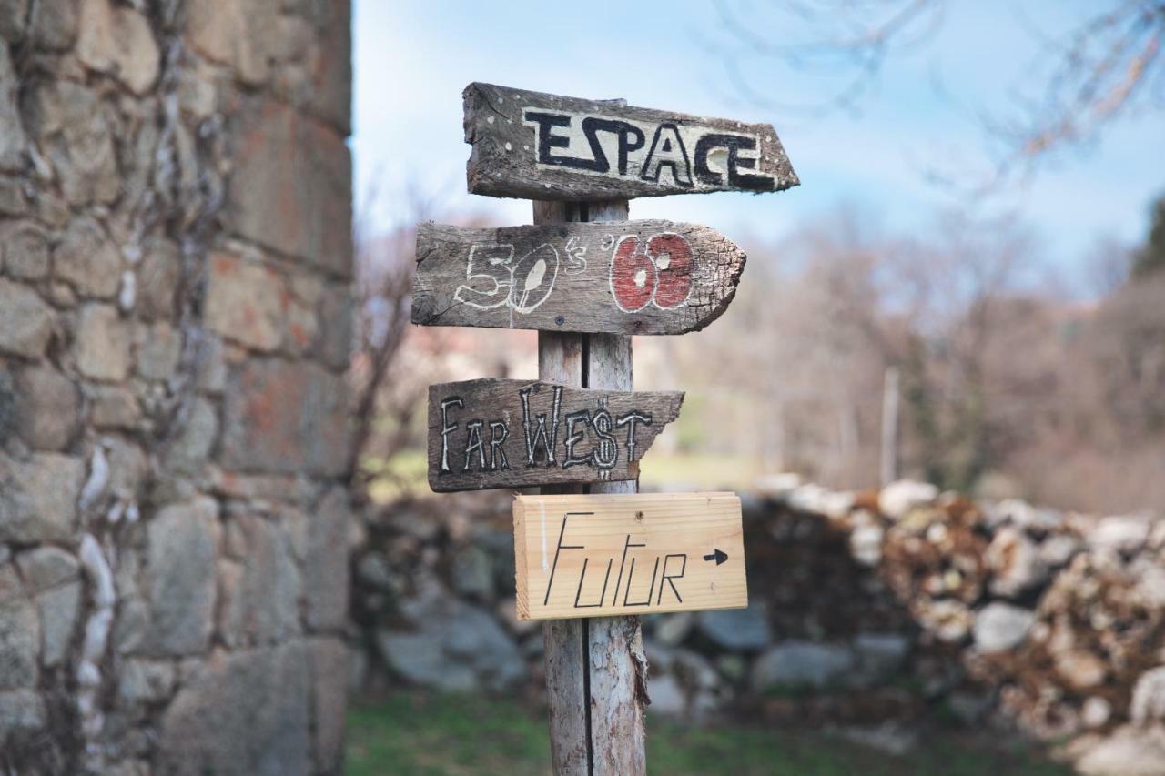 Voyage Spatio-Temporel Poussanges Exteriér fotografie